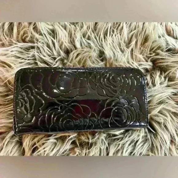 Textured Floral Back Wallet - Picture 4 of 6